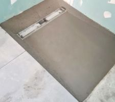 Chape douche à l'italienne salle d'eau près enfants