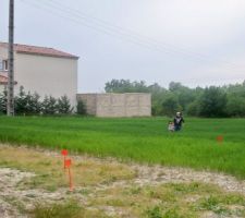 Voici notre terrain, &agrave; cette heure encore un champ de bl&eacute; ...