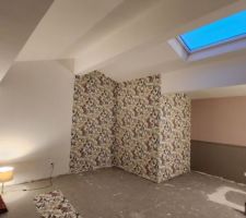 Début de la pose de la tapisserie, cela faisait une éternité que nous n'en avions pas posé.