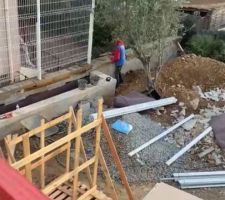 Arase du b&eacute;ton en cours sur mur qui accueille les poteaux pour se cacher vis &agrave; vis
