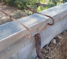 Arase sur ext&eacute;rieur bac &agrave; plantes. Int&eacute;rieur sera carrel&eacute; pour assises