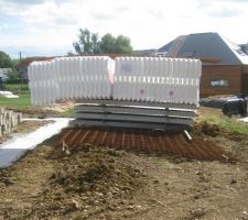 Les hourdis et le plancher isolant sont arriv&eacute;s.