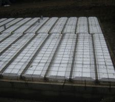 Les 3 &eacute;vacuation de la salle de bain sont visible.Lavabo,baignoire et machine a laver.