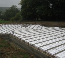 Le vide sanitaire a &eacute;t&eacute; fait sur 3 rangs,les hourdis et le plancher isolant ont &eacute;t&eacute; pos&eacute;s.Il ne manque plus que la dalle mais le temps n'est pas au rendez vous.