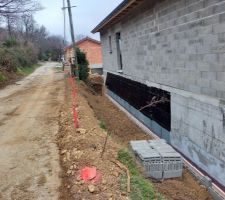 étancheité, en cours
L'étancheur doit desormais intervenir pour terminer la partie haute, puis le terrassier enchainera.
Ce trou est enfin rebouché !