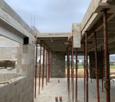 Hourdis b&eacute;ton en cours de pose