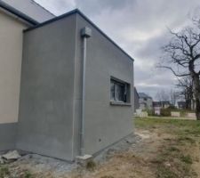 Maison côté ouest, la partie grise sera la cuisine, l'enduit est ainsi car pas encore sec