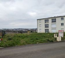 Vue du terrain c&ocirc;t&eacute; Sud-Est.