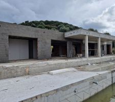 Montage des acrot&egrave;res - fa&ccedil;ade piscine