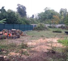 Apr&egrave;s l'abattage du gros arbre g&ecirc;nant l'implantation de la maison (vue avant)