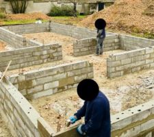 4 rangs de parpaing comme recommand&eacute;s