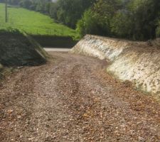 Voila,une première couche de tuile concassées je pense,a été répandue sur le chemin et tassée.C'est meiux pour monter,prochainement 130m3 de grattage de route couvrira le chemin.