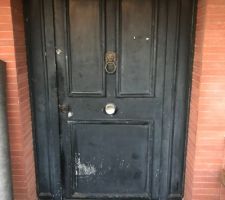 Porte d'entrée vue de l'extérieur
