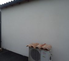 Au dos du garage ! c'est propre plus de traces de fientes d'oiseau