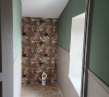 Tapisserie WC chambre sous toit.