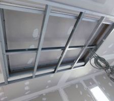 Caisson pour lumi&egrave;re indirecte au dessus du canap&eacute;/table basse spot + bandeau led