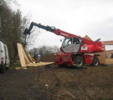 Voila la grue qui commence a poser la charpente en fermette.