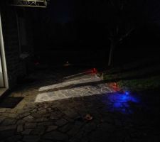 Des balises pour éviter de se casser la gueule quand on va du garage à la maison la nuit (ici les nuits noires sont vraiment très très noires)