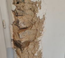 Sondage des murs int&eacute;rieurs p&eacute;riph&eacute;riques : 15 &agrave; 20 mm de pl&acirc;tre plut&ocirc;t en &eacute;tat, tir&eacute; directement sur la pierre, puis derri&egrave;re un enduit chaux.