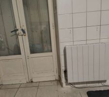 Le radiateur de dépannage posé près de la porte-fenêtre sur un mur extérieur. Après une semaine, c'est le jour et la nuit par rapport au grille pain qui était posé sur un mur intérieur derrière la porte de la cuisine