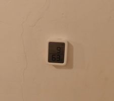 Le thermomètre et détecteur d'humidité connecté. Un dans chaque pièce pour l'instant (et 2 dans le salon de chaque côté de la pièce, c'est la plus humide en dehors de la cave évidemment)