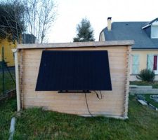 Nouveau venu dans la famille. Un panneau plug and play qui injecte directement la production dans mon circuit. De quoi couvrir la consommation de ma pompe piscine