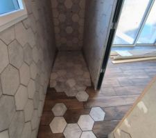 Carrelage imitation parquet et carrelage hexagonal imitation pierre chambre parentale et sa salle d'eau