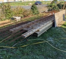 Nous avons reçu le ferraillage et le bois pour l'abri de chantier quelques jours avant le début (chez moi à 200m du terrain).