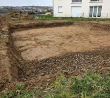 Terrassement de la maison termin&eacute;, 90 cm de profondeur au plus profond.
Le terrain est compos&eacute; en gros de 30cm de "bonne terre", 50 cm de terre argileuse, puis une &eacute;paisseur importante (mais non connue) de pierres.