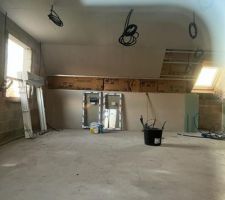 D&eacute;pose de la fen&ecirc;tre &agrave; l'&eacute;tage pour reprise ma&ccedil;onnerie (bande de redressement)