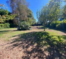 Terrain vu de l'all&eacute;e