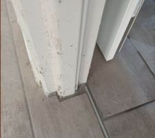 Belle d&eacute;coupe au niveau d'un montant de porte. Beaucoup comme ca.