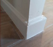 Heureusement le carreleur a repris les plinthes ! C'est sur ca se voit ca fait de suite plus propre ... :/