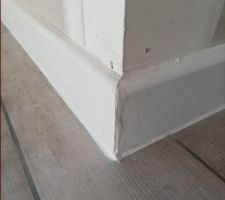 Heureusement le carreleur a repris les plinthes ! C'est sur ca se voit ca fait de suite plus propre ... :/