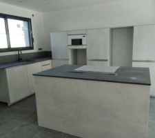 Pose de la cuisine, plan de travail en quartz