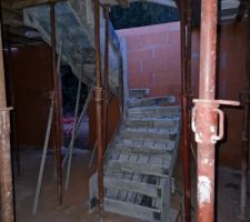 Escalier béton accès étage
