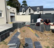 Pose altern&eacute;e des dalles, certaines verticales, certaines horizontales