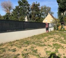 Nicolas a pos&eacute; un occultant sur la cl&ocirc;ture lat&eacute;rale