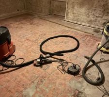 Ponçage du reagreage des tomettes avec une surfaceuse. L?essentiel : avoir un super bon aspirateur de chantier à décolmatage automatique !!!