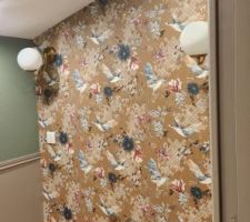 Mur de la salle d'eau, papier peint et mise en place des luminaires.