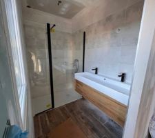 Salle d'eau suite parentale en attente du mirroir et de la colone de douche définitive