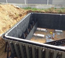 On mesure la hauteur de la piscine par rapport à ma baie vitrée. Je préfère faire une petite marche pour ne pas avoir l'eau dans la maison... je préfère que cela reste sur la future terrasse !