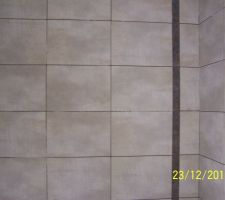 Vue mur au dessus de la baignoire sdb haut autre c&ocirc;t&eacute;