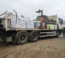 Livraison des mat&eacute;riaux pour le vide sanitaire.