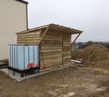 Création de la cabane de chantier en bardage agricole (le moins cher), elle permettra de stocker le matériel sans valeur et les toilettes sèches.
Nous n'avons pas installé de compteur d'eau sur le chantier, la cuve de 1000l devrait faire l'affaire, à voir si nous la remplissons avec la gouttière du cabanon ou le tuyau d'un voisin :)