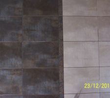 Vue mur c&ocirc;t&eacute; meuble sdb haut. Le meuble laqu&eacute; blanc sera fix&eacute; sur le mur marron