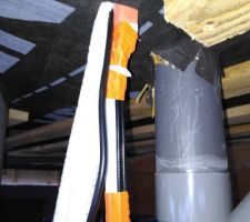 Alimentation en eau potable : pose du câble chauffant (orange en haut : thermostat, et scotch orange pour bien tenir le câble contre le tube multicouche 20 mm)