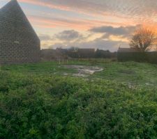 Pose des chaises qui d&eacute;limitent l'emprise de la maison