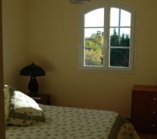 Premi&egrave;re chambre d' amis &agrave; l' &eacute;tage, la d&eacute;co n' est pas fini, en attente des voilages, du couvre lit et du tableau.