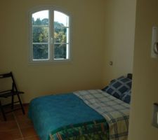 La deuxi&egrave;me chambre d' amis, pareil, la d&eacute;co n'est pas fini....voilages, couvre lit.

A noter que nous avons d&eacute;m&eacute;nag&eacute; le 20 Ao&ucirc;t et que la famille et les amis sont venus  nous rendre visite une semaine apr&egrave;s...URGENCE,  URGENCE...